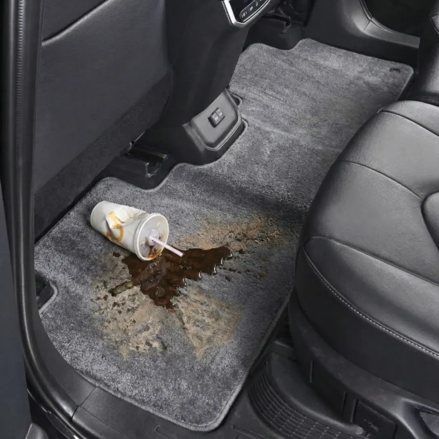 Banco traseiro com café derramado no carpete original